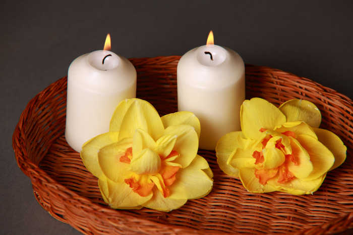 https://www.table-massage.info/wp-content/uploads/2019/03/bougies-fleur-de-tiare-monoi-1.jpg