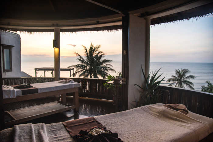hotel paradisiaque avec des tables de massage avec vue sur la mer